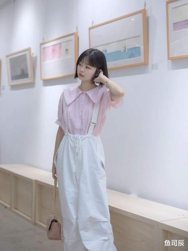 鱼司辰|想要穿出少女感,不如试一试粉色衬衫+白色背带裤,元气十足