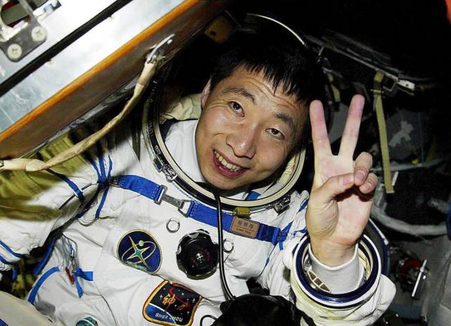 太空出差有多危险?轻则减重长高,重则肌肉萎缩,基因永久突变