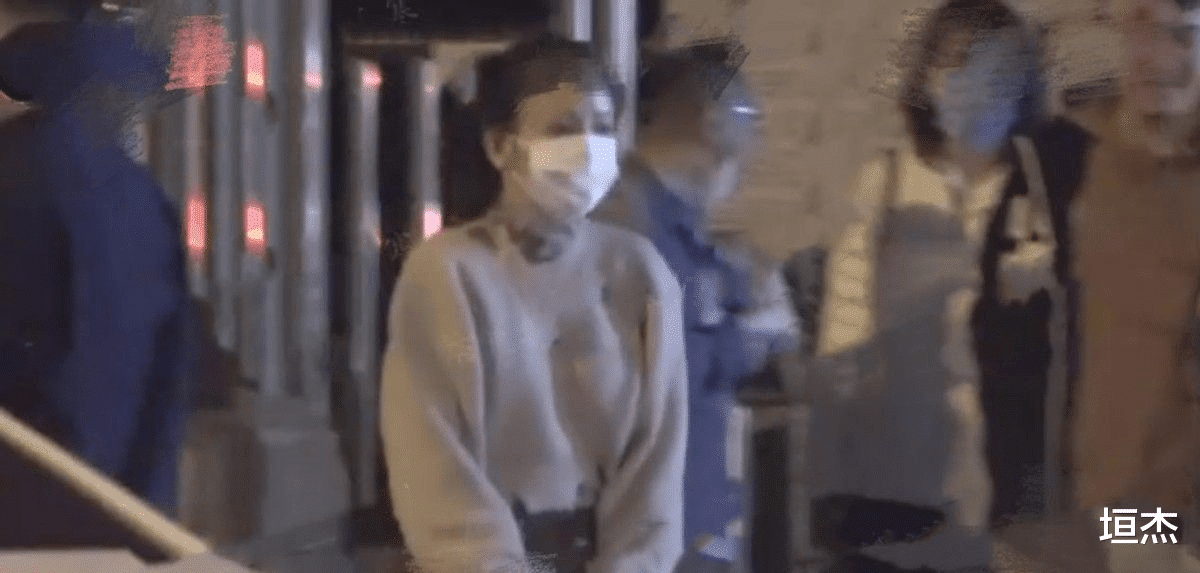 佟丽娅|佟丽娅深夜和朋友聚餐，穿短裙冷到浑身发抖，让网友心疼