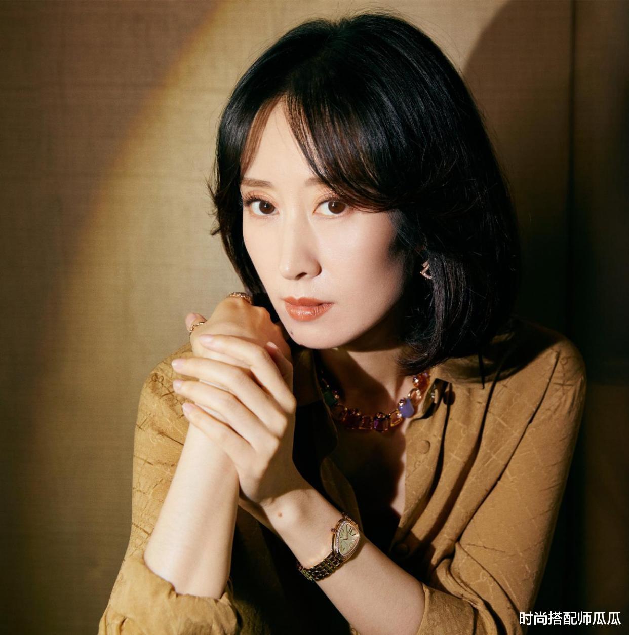 花生|?刘敏涛躲过了中年油腻，45岁穿吊带裙真够自信，长腿纤细没半点缩水