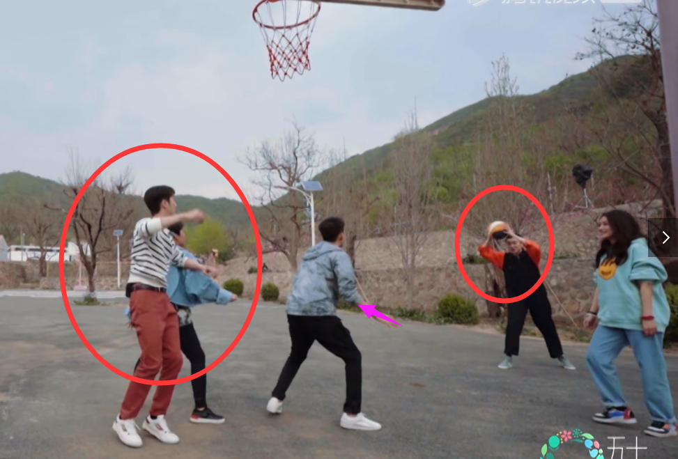 郭麒麟|郭麒麟的家教绝了！打球被张翰伤到脚疼出猪叫声，开口一句话真涨粉