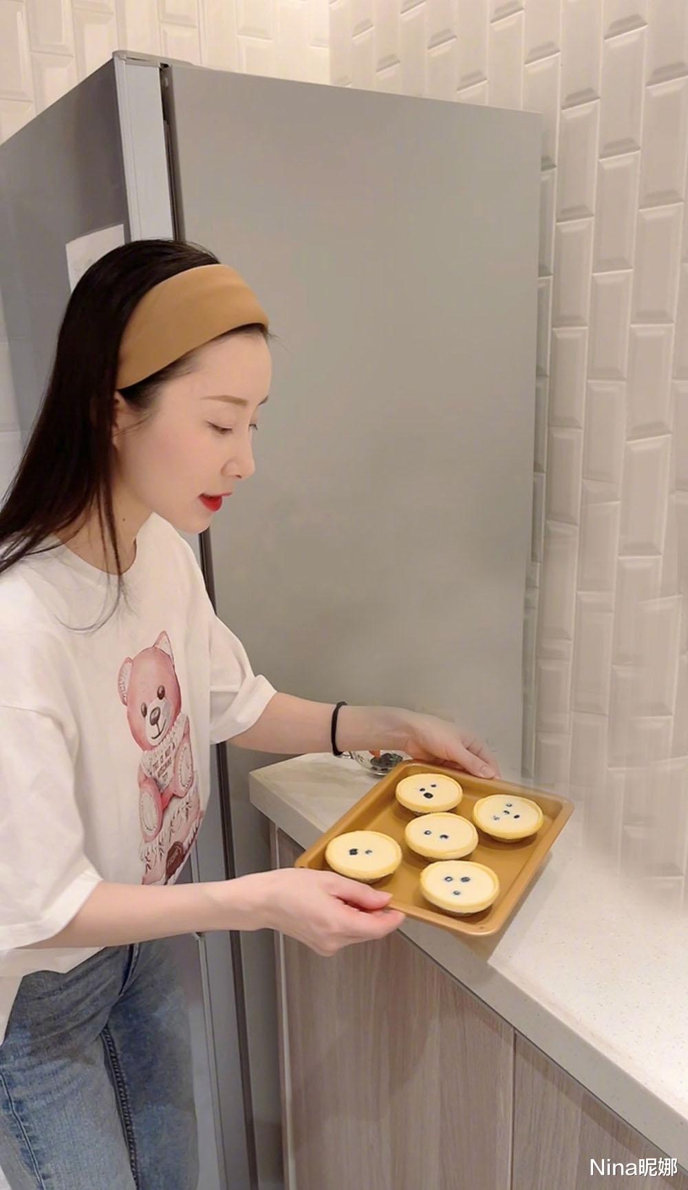 Nina昵娜|舒畅罕见在家秀手艺，穿卡通T恤做蛋挞大脑门抢镜，称5块钱3个真血亏