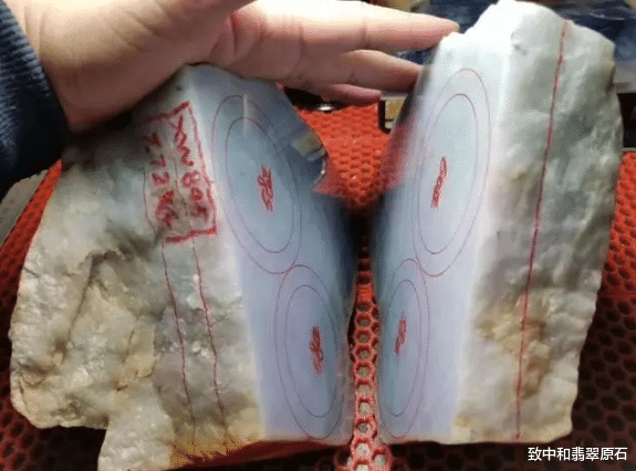 翡翠手镯|高价拿下皮薄如纸的翡翠原石，竟切出10支春带彩手镯，这实力没谁了