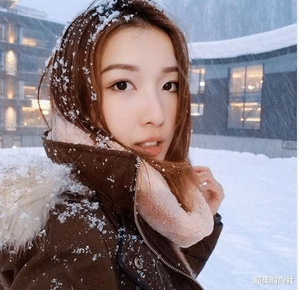 李泽楷|李泽楷签约24岁女星，对方被誉马来西亚女神，现女友穿婚纱催婚