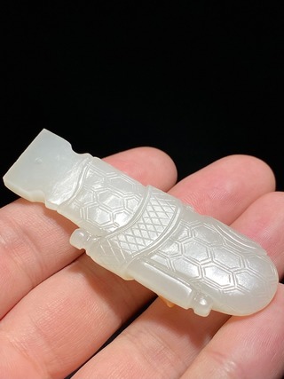 和田玉籽料|清 和田玉籽料 白玉留皮 琴棋书画 玉珮