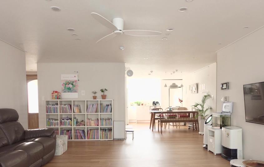 有孩子的家正确打开方式,99㎡通铺木地板、打地台可坐可躺,舒服