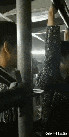 |王一博在线“鲨人”，处处引体向上，粉丝一句话道破小心思