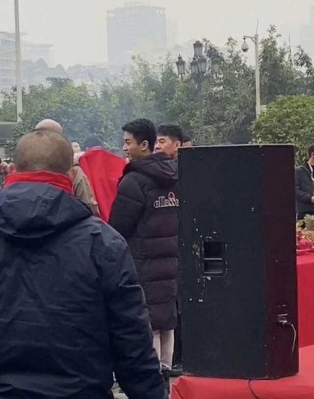 陈晓|陈晓陈建斌开机照曝光，俩人相差17岁同框似同龄人，站中间好瞩目