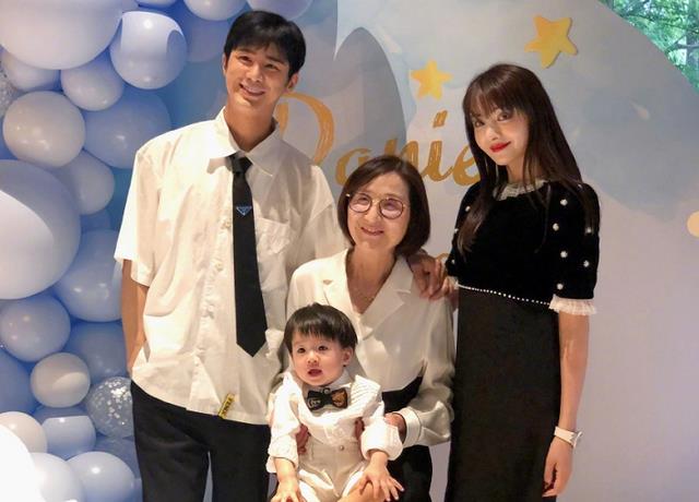 麦迪娜·买买提|有种“偏心”叫麦迪娜，女娲为她创造了美颜，却忘了捏一下她的手