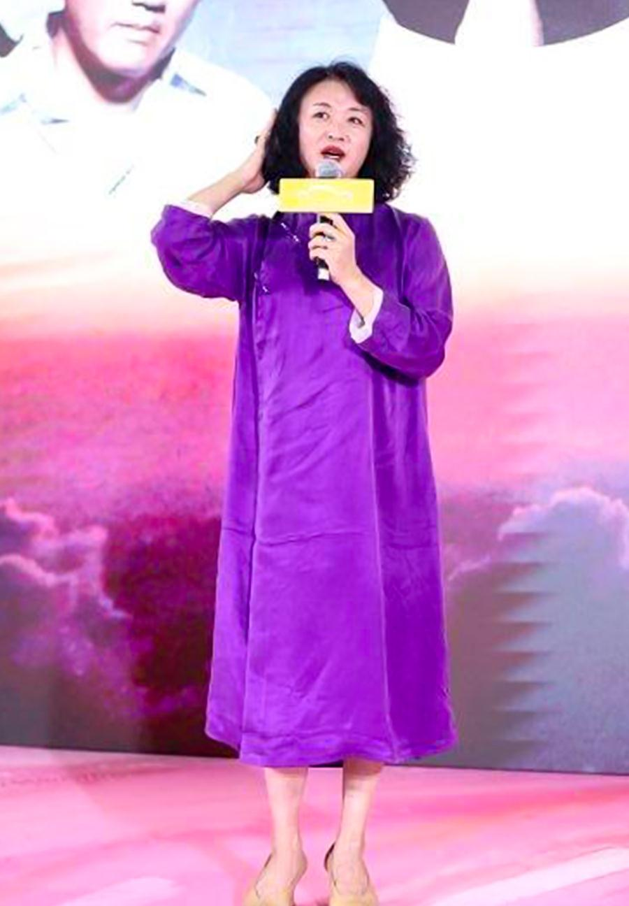 何有强|金星越来越有女人味了，一袭金色印花连衣裙端庄优雅，复古摩登