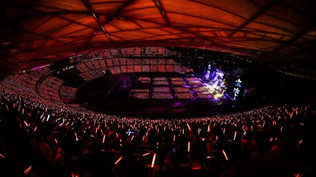 华晨宇|跑调瞎唱张牙舞爪，粉丝喊话华晨宇：兑水雪碧好喝，55元烤串真香