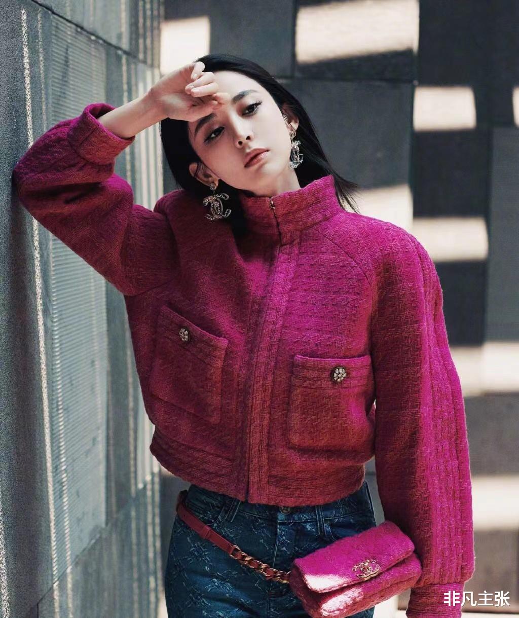 古力娜扎|百变女王古力娜扎，轻松驾驭死亡玫红色外套，尽显高贵优雅