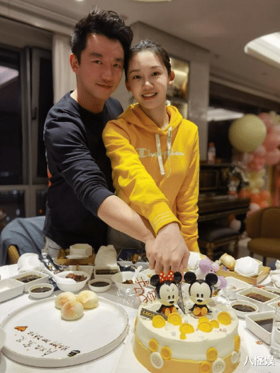 苗苗|苗苗产后复出，拎情侣箱戴婚戒现身机场，将和老公郑恺一起录跑男