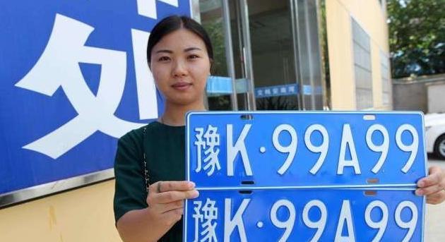 装记 在国内车牌号中，有2个字母被禁用，很多人不懂，交警：容易混淆