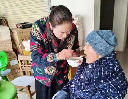 宿州云都网 宿州好儿媳，照顾瘫痪公公20多年，在当地广为人称赞