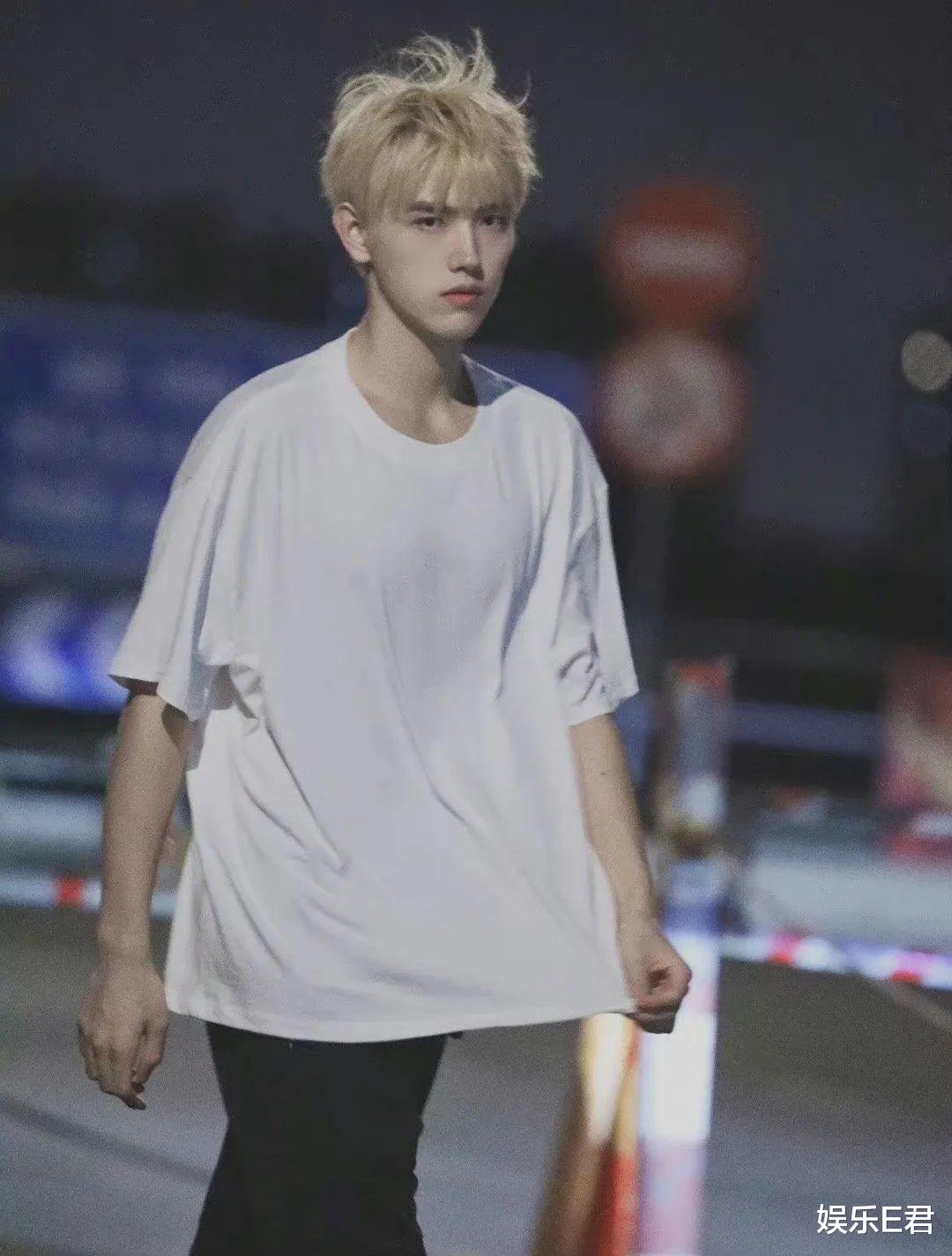 陈飞宇|21岁陈飞宇金发造型惹争议！被嘲像低配吴某凡，网友：不伦不类