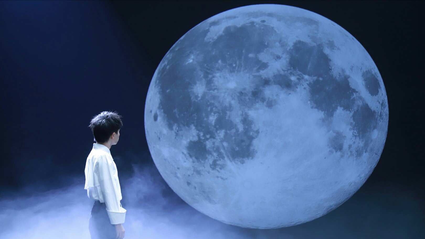 周深|出道7年,周深越努力越进步越开心越自信,对舞台和粉丝充满感恩