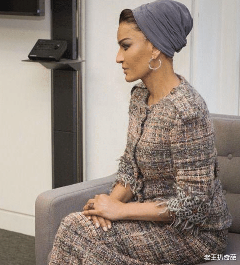 哈马德|中东“武则天”莫扎：为复仇嫁仇人之子，如今国王丈夫帮她穿鞋