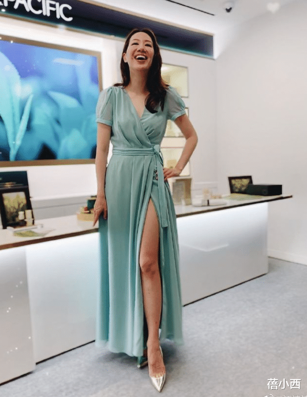 蓓小西|甄子丹的超模老婆身材顶呱呱,一袭挂脖开叉裙亮相,气质真搏眼球