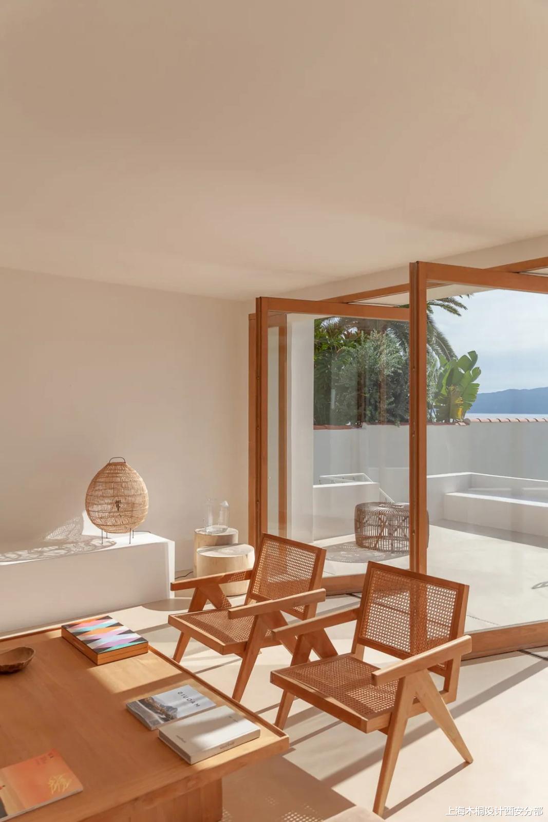 HOUSE BY THE SEA丨在海岸边的建筑里，拥抱阳光