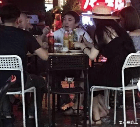 赖冠霖|王思聪与美女吃路边摊？颜值吸晴身材苗条，嬉笑打闹心情好