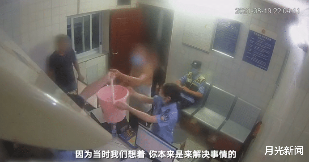 民警 到派出所调解纠纷，男子职业病发作，顺手帮忙修空调：我是专业的！