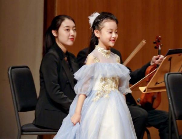 刘亦菲|李小璐效仿李湘富养女儿，给甜馨穿一身名牌，近照比王诗龄更贵气