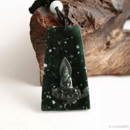 |小伙43000买了块“丑”石头，不料竟开出了少见的极品翡翠，差点哭了