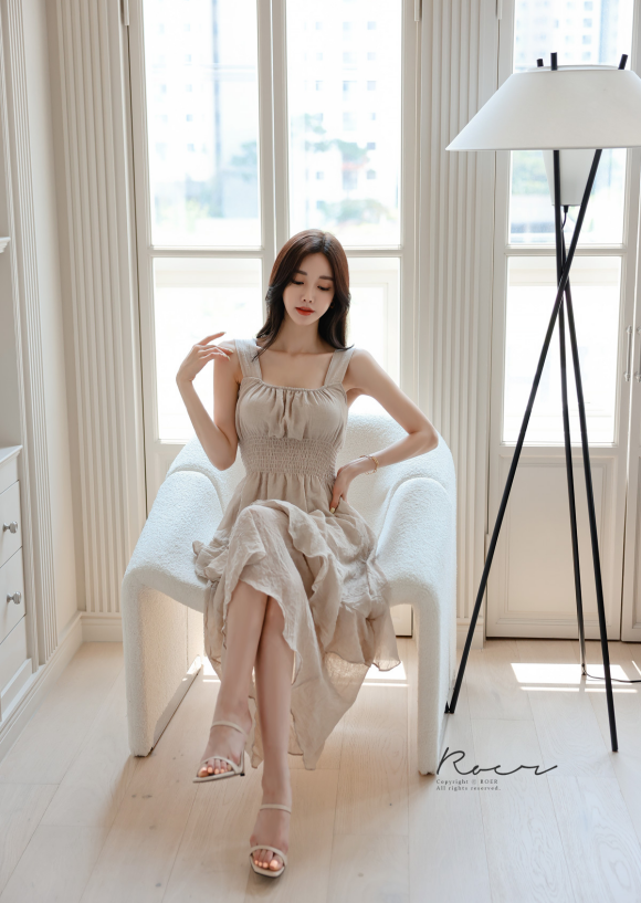 美图美景欣赏|2021最新孙允珠时尚写真：檀木灰棕幕帘梦纱婉约百褶裙