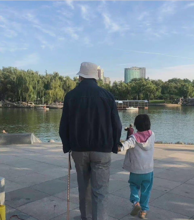 汤唯|汤唯混血女儿近照曝光，一头短发显可爱，与外公牵手散步画面温馨