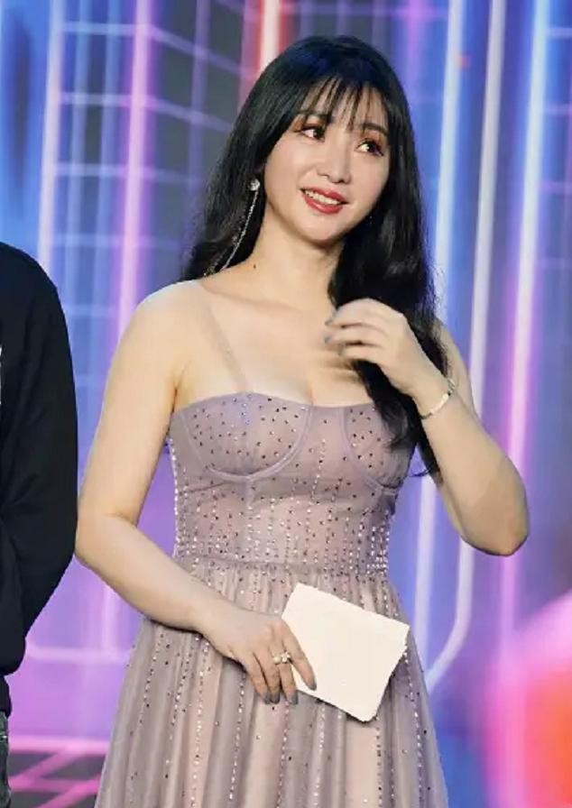 柳岩|柳岩身材发胖，挑战抹胸连衣裙，依旧风韵犹存