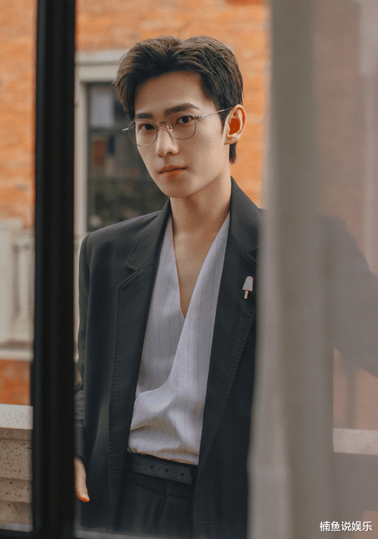 街舞|杨洋戴上眼镜疯狂放电！五官精致棱角分明，七夕男友造型太上头