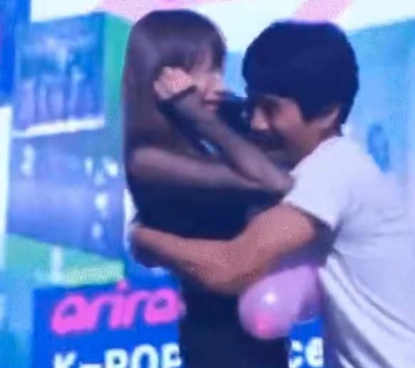 韩国女团|韩女团成员疑被偷拍裙底！男子镜头前公然作案，毫不顾忌被指嚣张