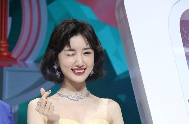 生活赋予情感|毛晓彤的脸蛋变得圆圆的，一看就很好捏，少女感不输小姑娘