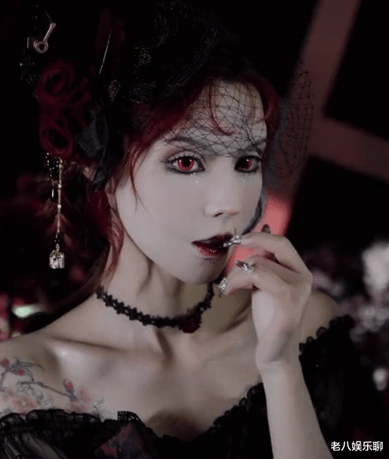 芭比娃娃|“真人芭比”迪丽拉换搭档，男方留长发长相秀气，疑似新男友