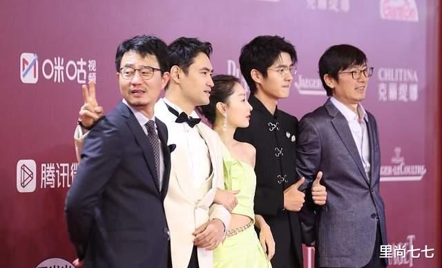 关晓彤|上影节红毯，殷桃高调秀性感，张子枫水桶腰抢镜，关晓彤又失手