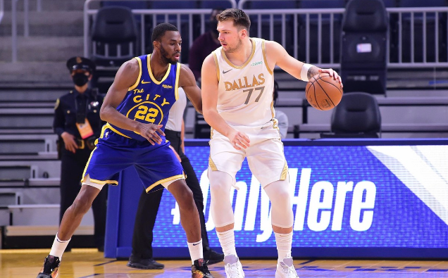 斯蒂芬·库里|三分15投1中，库里太无奈！勇士又被打懵，科尔彻底露馅了