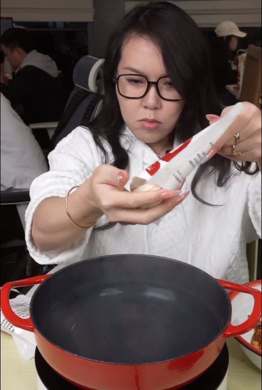 浪胃仙|网红浪胃仙被曝是富二代？为了儿子男扮女装，与前妻已经离婚十年