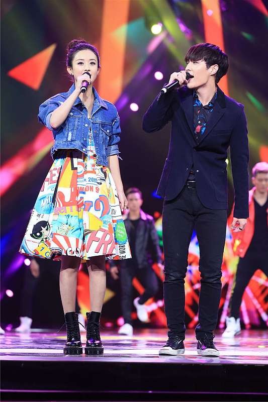 赵丽颖|赵丽颖真的好甜啊，穿得像个小朋友一样，感觉比张艺兴还年轻