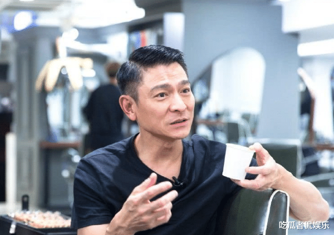 刘德华|刘德华直播观看人近400万，暖心细节顾粉丝，粉丝喊话贾玲冲榜一