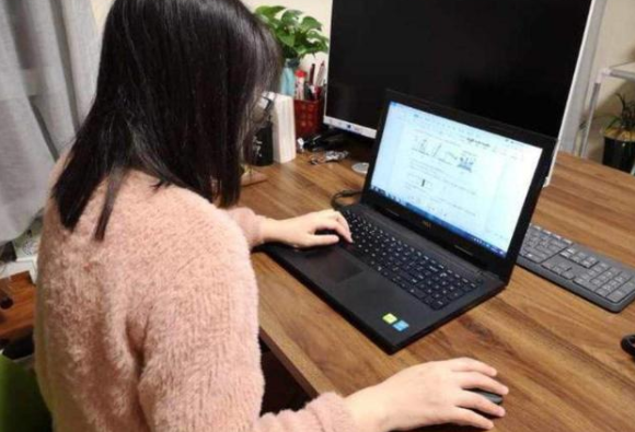 湖北|湖北女师范生网课间隙吐槽老师，哇哇直哭，低头一看手机傻眼了！