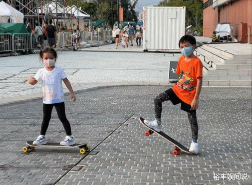 白百何|霍启刚留家带娃太任性！女儿发型凌乱不带护具，7岁儿子好帅气