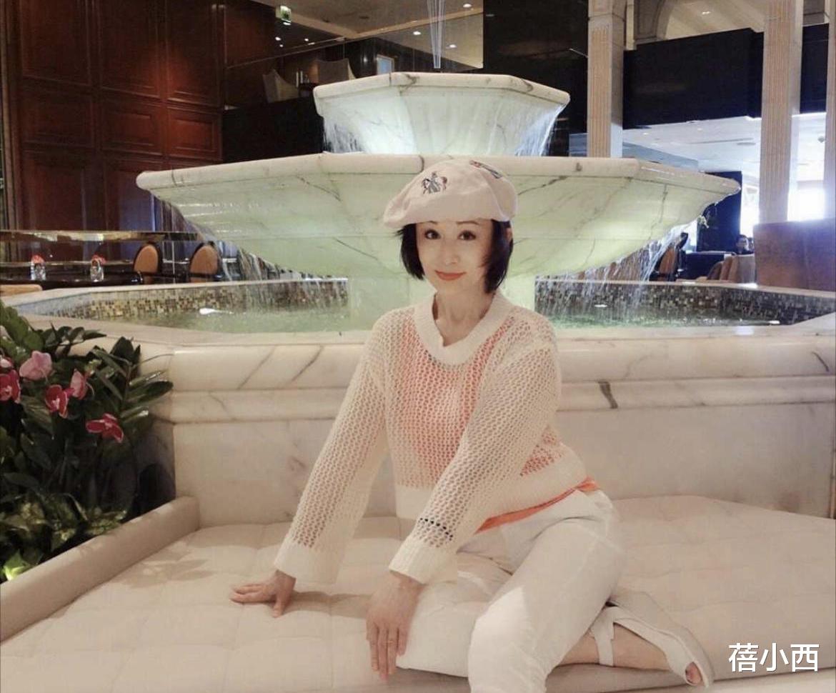 蓓小西|潘迎紫真是“老奶奶中的尤物”，72岁还有少女身材，穿衣打扮真嫩