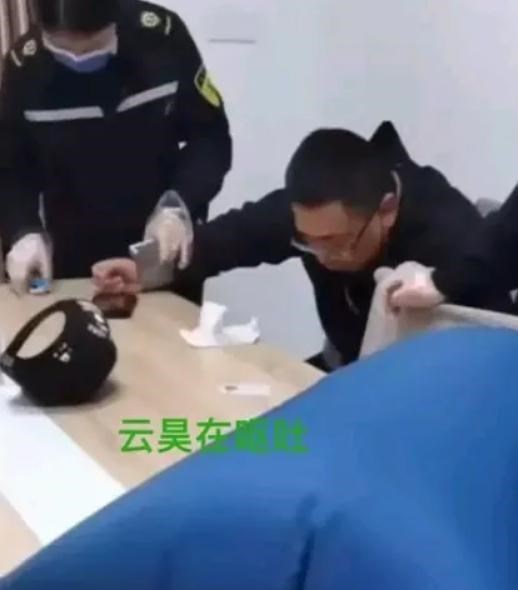 许敏|许敏外甥疑似被打成脑震荡，扶桌呕吐满手伤，网友：不还手太明智