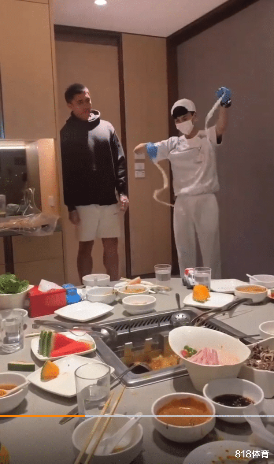 周琦|大哥范! 周琦请凤凰队友海底捞聚餐, 鲁本兰奇毛遂自荐抻面, 大魔王笑抽