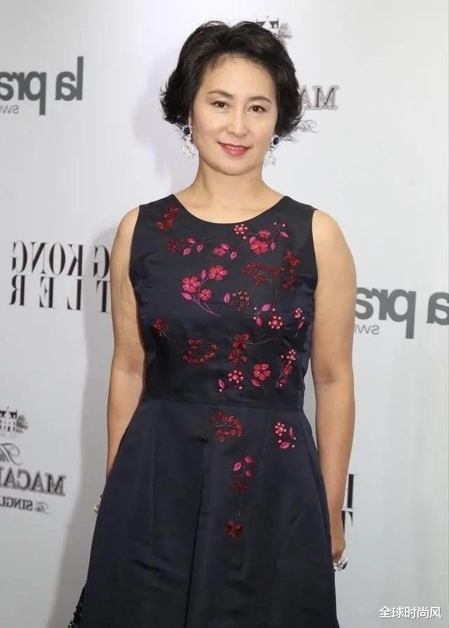 穿衣搭配|何超琼换造型 印花长裙配短发 优雅又干练 财商情商双一流