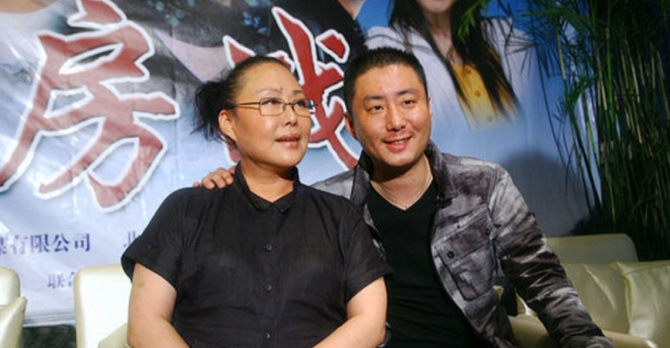 斯琴高娃|斯琴高娃：三婚嫁音乐家，跟儿子一起照顾瘫痪前夫，做不成夫妻做亲人