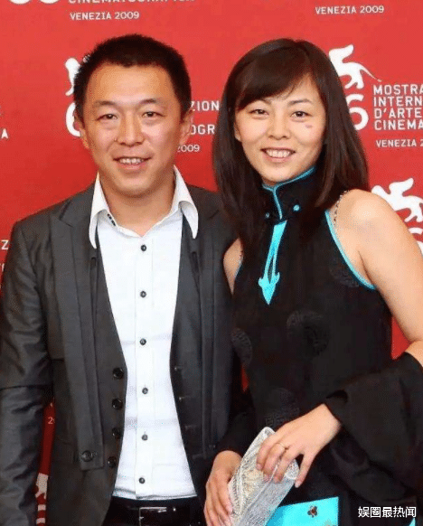 黄渤|黄渤跨年现身外滩,打扮低调接地气,一旁神秘女子身份引热议