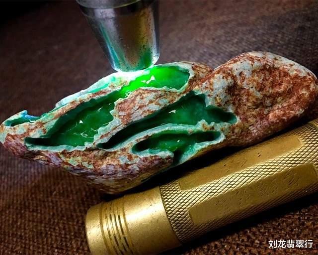 翡翠|“有浓淡,有疏密,越绿越好色鲜稀”,注意真绿和伪绿的区别!