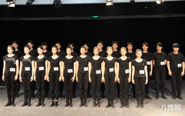 夏梦|夏梦晒期末演出照，周奇焉栩嘉齐出镜，张子枫素颜站边缘好低调